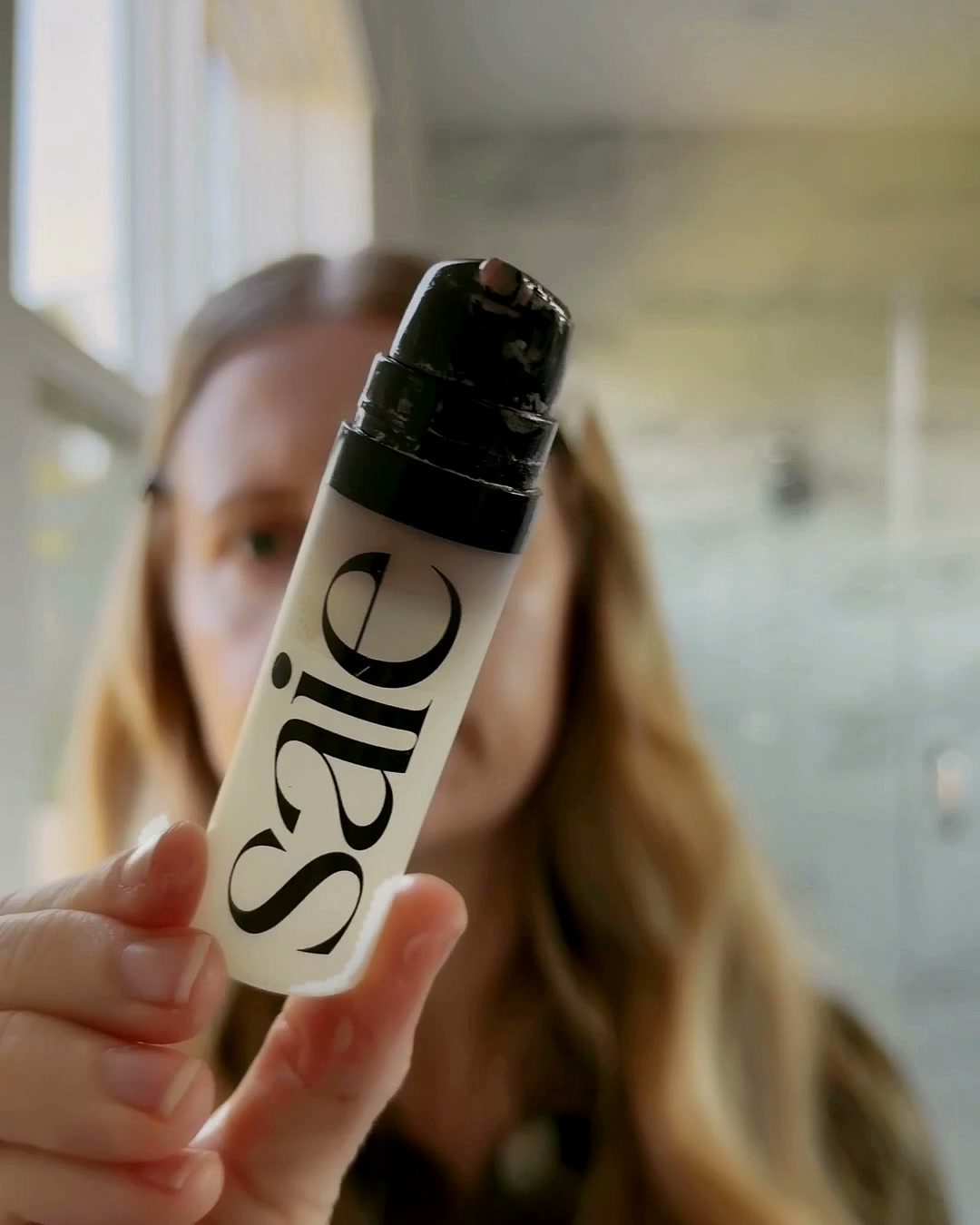 Saie Glowy Super Gel in hand